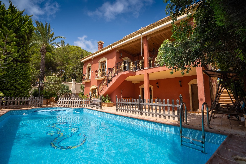 7 Bedroom 6 Bathroom Villa in Campoamor