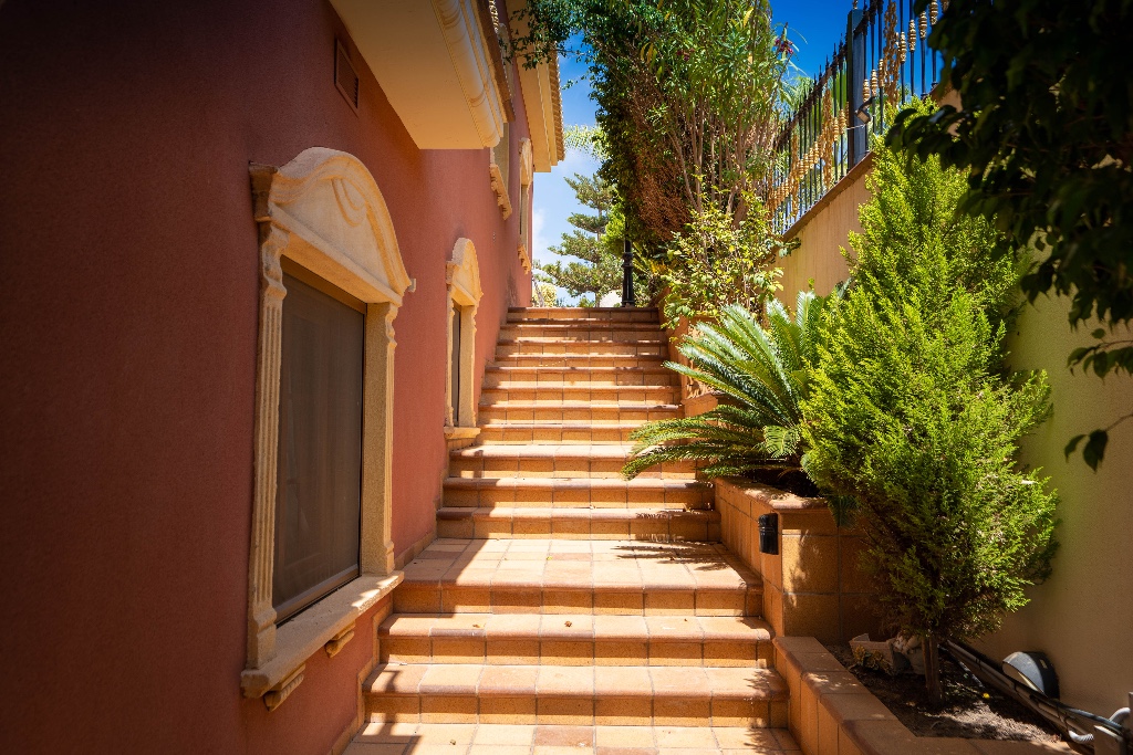 For sale - 7 Bedroom 6 Bathroom Villa in Campoamor - Campoamor  - Alicante