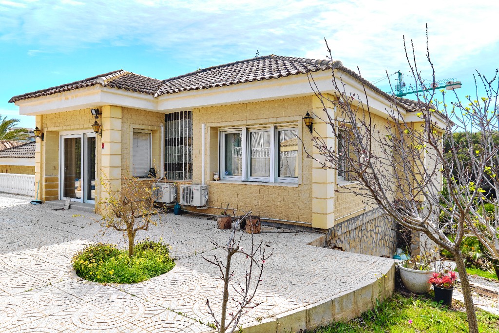 For sale - 4 Bedroom 2 Bathroom Villa in Campoamor - Dehesa de Campoamor  - Alicante