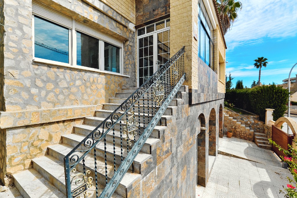 For sale - 4 Bedroom 2 Bathroom Villa in Campoamor - Dehesa de Campoamor  - Alicante