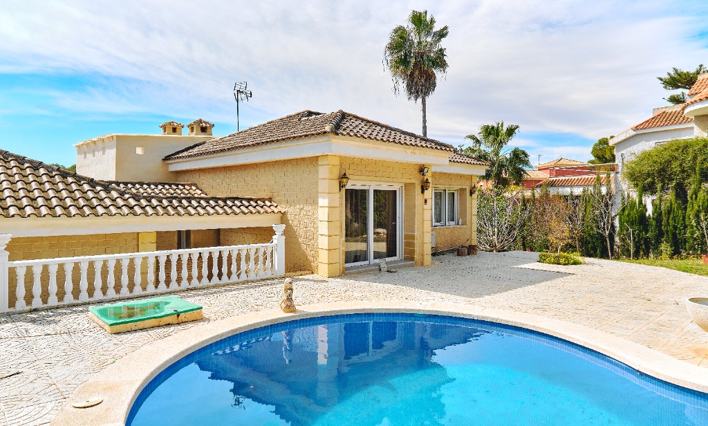 For sale - 4 Bedroom 2 Bathroom Villa in Campoamor - Dehesa de Campoamor  - Alicante