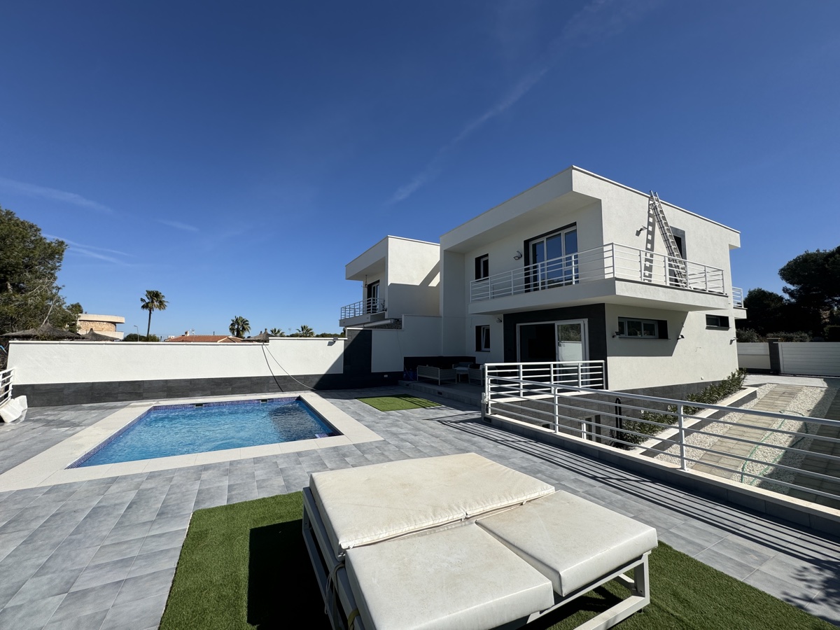 For sale - 4 Bedroom 3 Bathroom Villa in Los Balcones - , Los Balcones, Alicante, Spain - Alicante