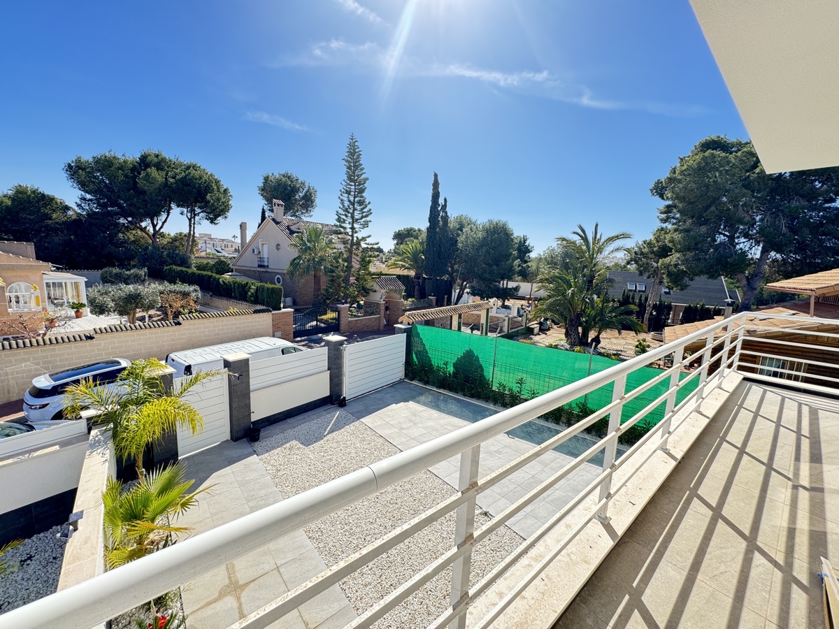 For sale - 4 Bedroom 3 Bathroom Villa in Los Balcones - , Los Balcones, Alicante, Spain - Alicante