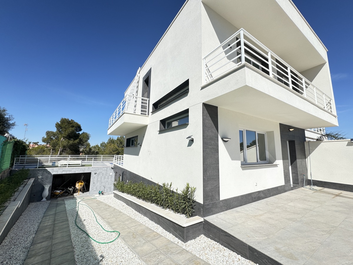 For sale - 4 Bedroom 3 Bathroom Villa in Los Balcones - , Los Balcones, Alicante, Spain - Alicante