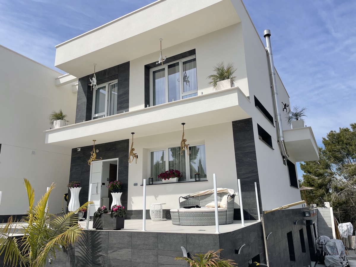 For sale - 4 Bedroom 4 Bathroom Villa in Los Balcones - , Los Balcones, Alicante, Spain - Alicante