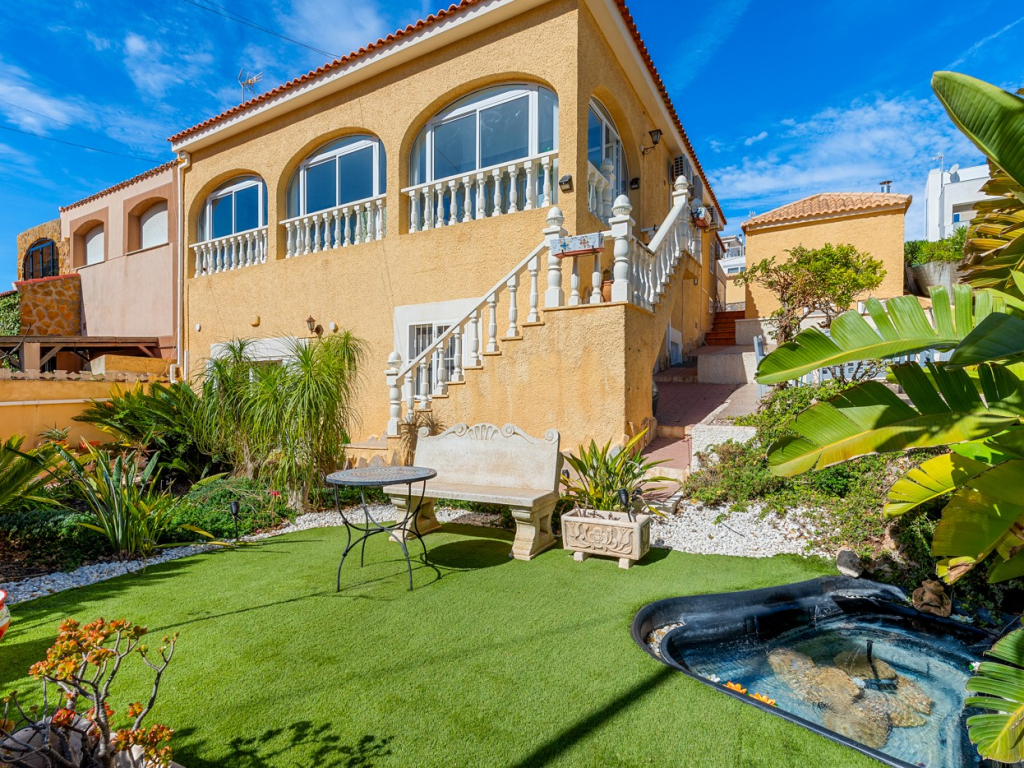 5 Bedroom 3 Bathroom Villa in Torrevieja