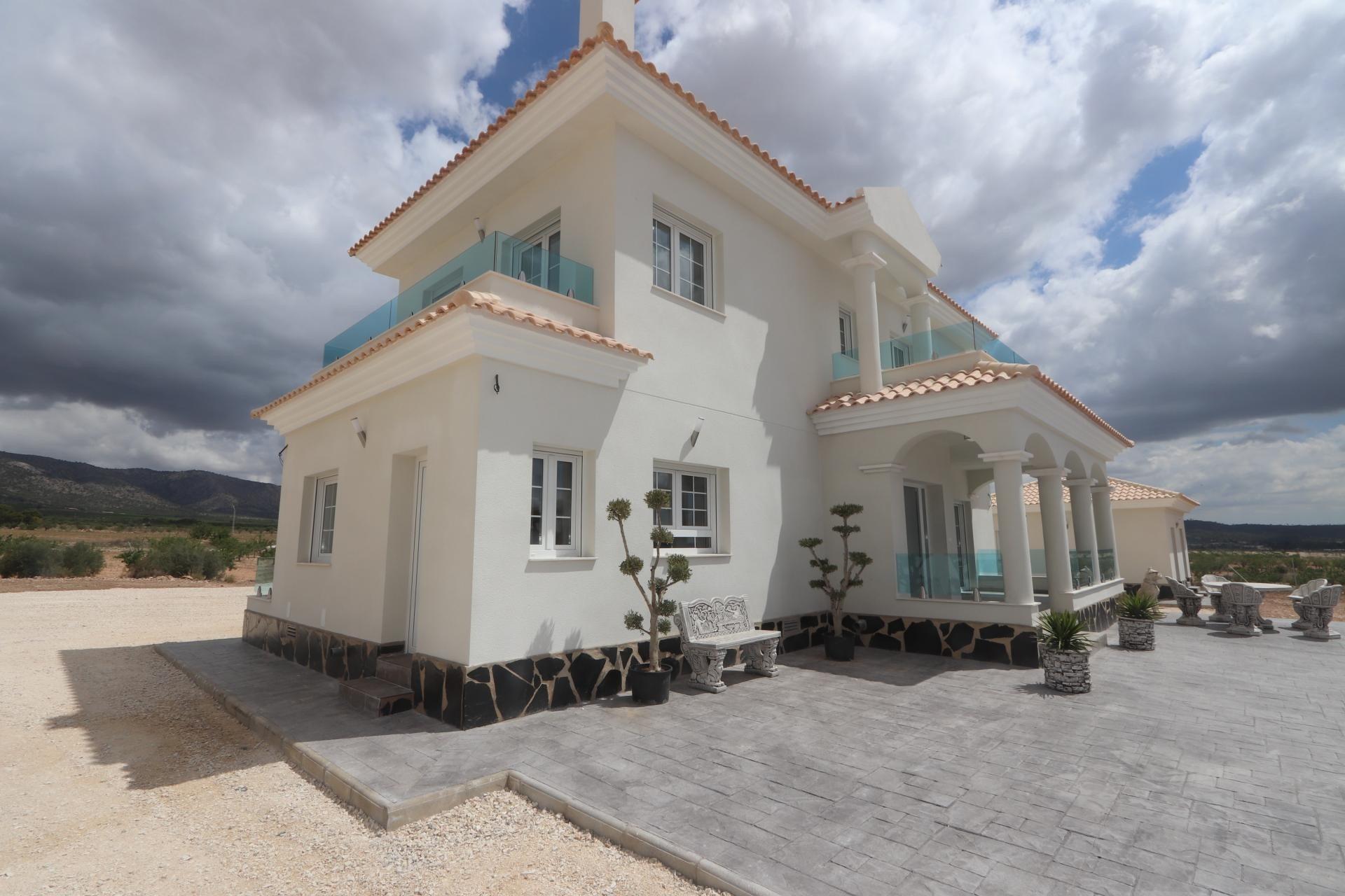 For sale - 4 Bedroom 3 Bathroom Villa in Pinoso - Camino Del Prado  - Alicante