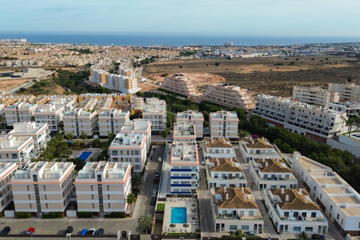 For sale - 3 Bedroom 2 Bathroom Penthouse Apartment in Villamartin - , Villamartin, Alicante, Spain - Alicante