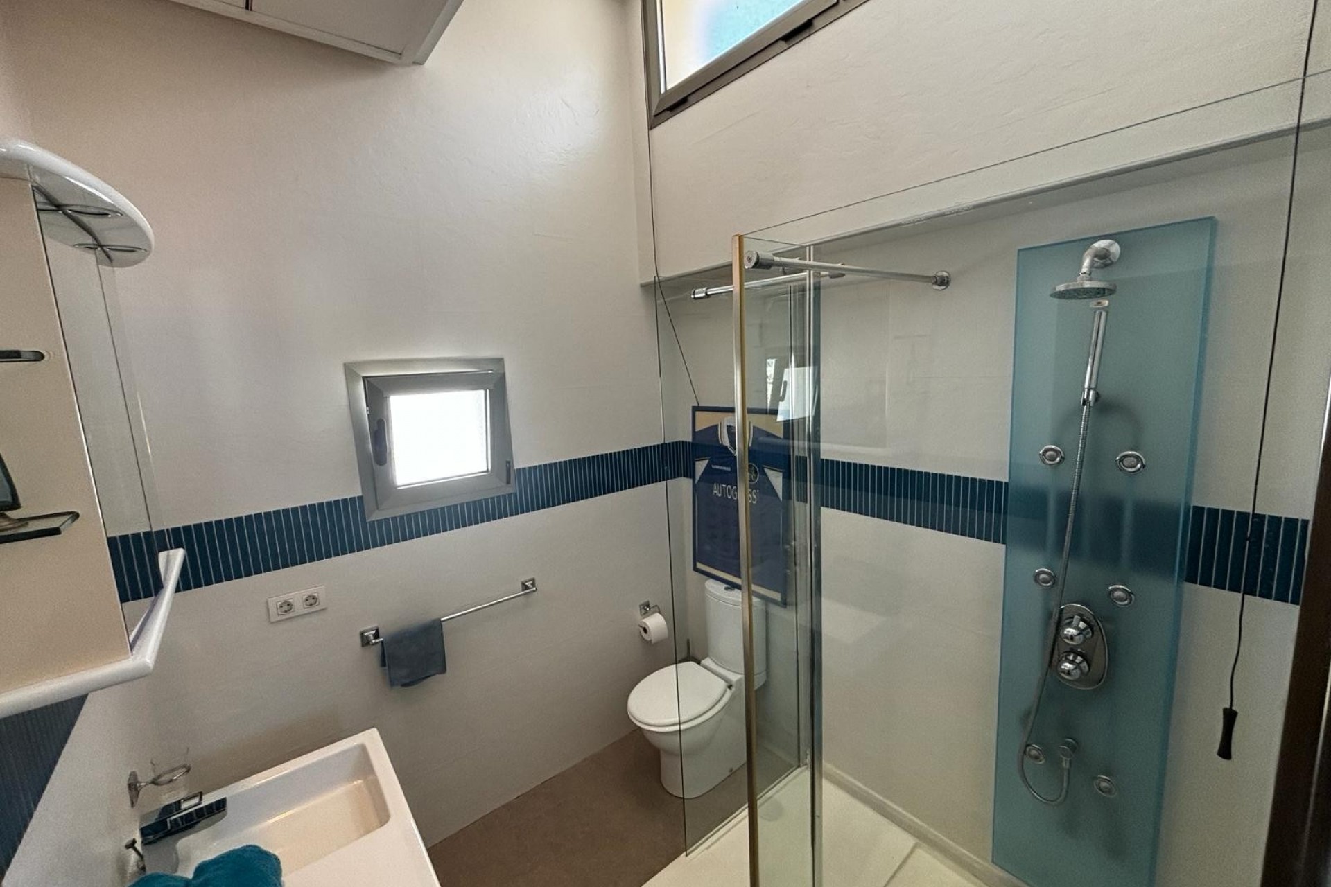 For sale - 3 Bedroom 4 Bathroom Detached House / Villa in Cox - Cox  - Alicante