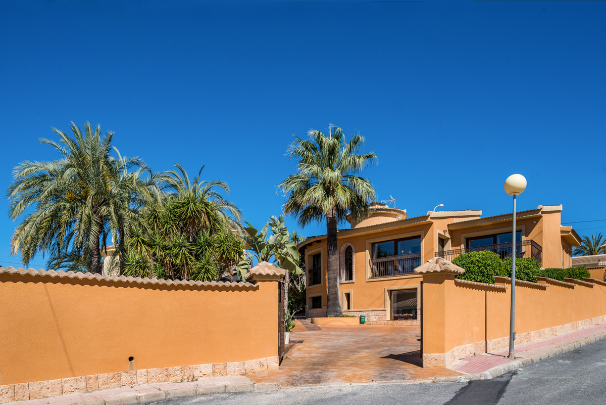 For sale - 4 Bedroom 3 Bathroom House - Detached Villa in Rojales - Ciudad Quesada  - Alicante