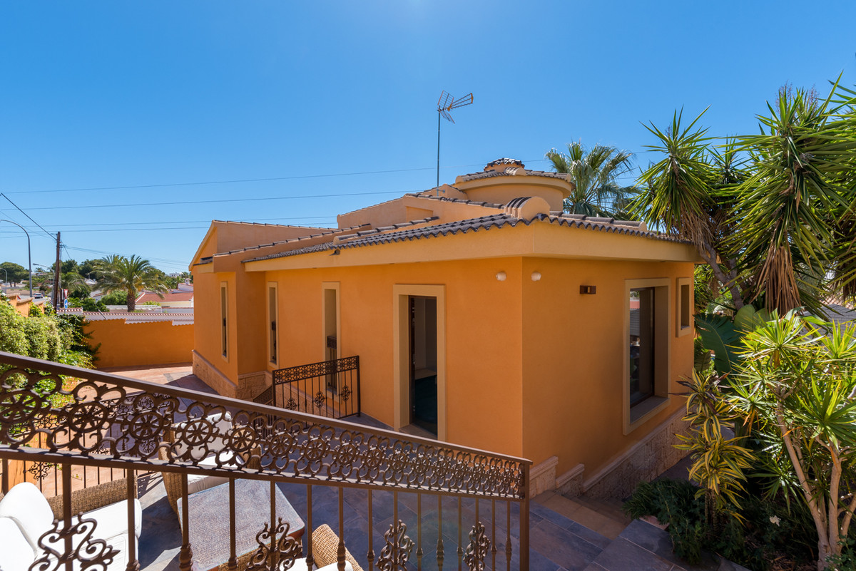 For sale - 4 Bedroom 3 Bathroom House - Detached Villa in Rojales - Ciudad Quesada  - Alicante