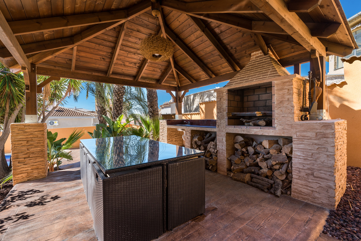 For sale - 4 Bedroom 3 Bathroom House - Detached Villa in Rojales - Ciudad Quesada  - Alicante