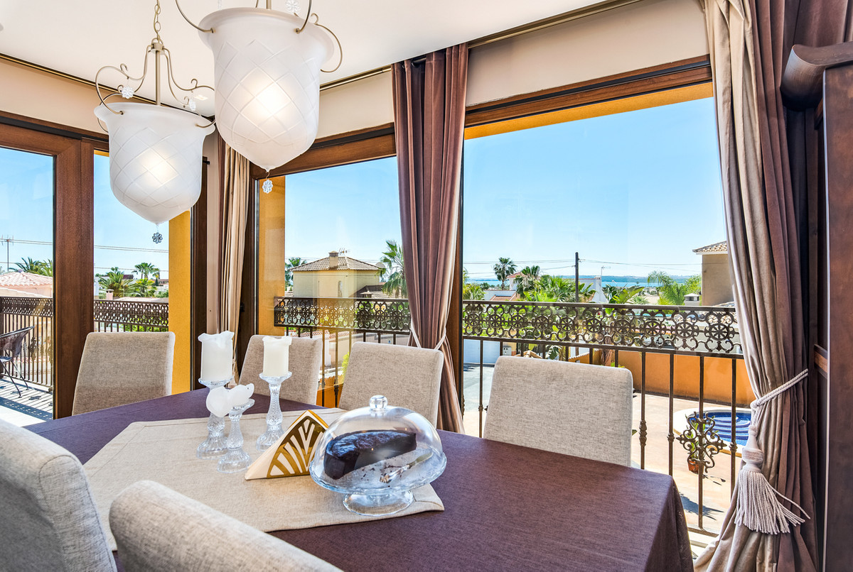 For sale - 4 Bedroom 3 Bathroom House - Detached Villa in Rojales - Ciudad Quesada  - Alicante