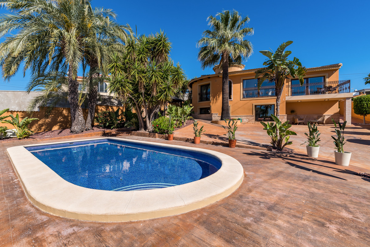 For sale - 4 Bedroom 3 Bathroom House - Detached Villa in Rojales - Ciudad Quesada  - Alicante