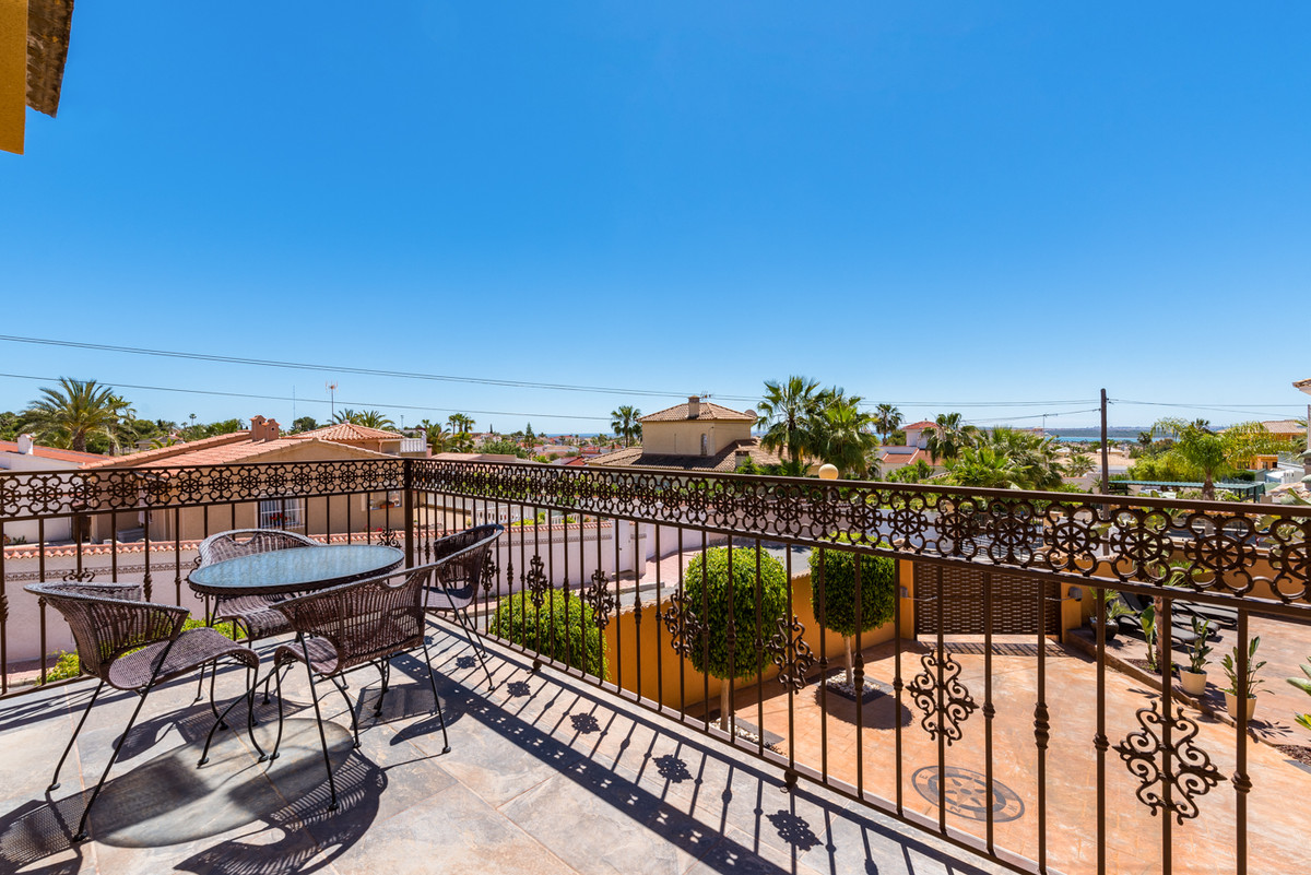 For sale - 4 Bedroom 3 Bathroom House - Detached Villa in Rojales - Ciudad Quesada  - Alicante