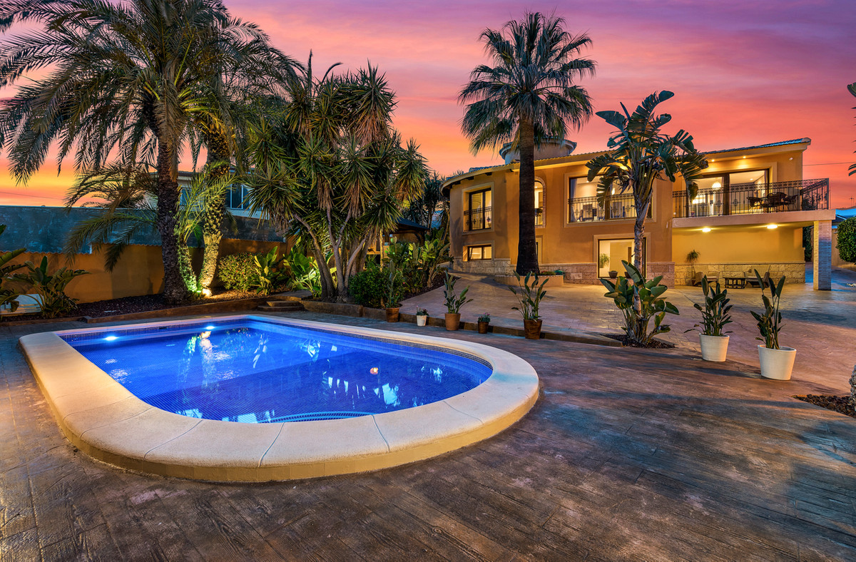 For sale - 4 Bedroom 3 Bathroom House - Detached Villa in Rojales - Ciudad Quesada  - Alicante