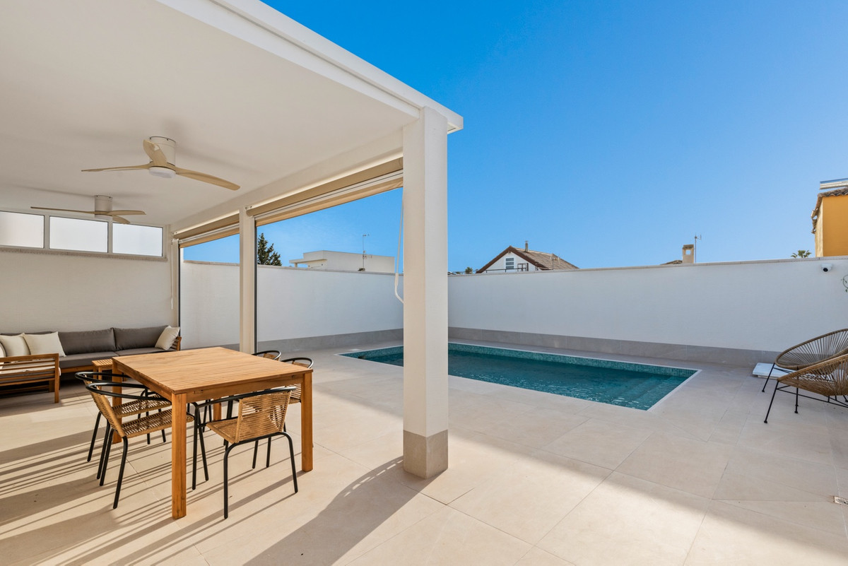 For sale - 3 Bedroom 2 Bathroom House - Detached Villa in Torrevieja - El Chaparral  - Alicante