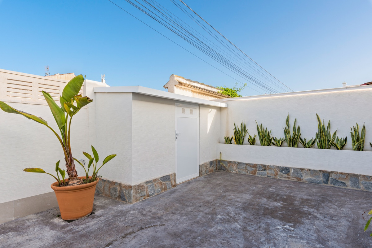 For sale - 3 Bedroom 2 Bathroom House - Detached Villa in Torrevieja - El Chaparral  - Alicante