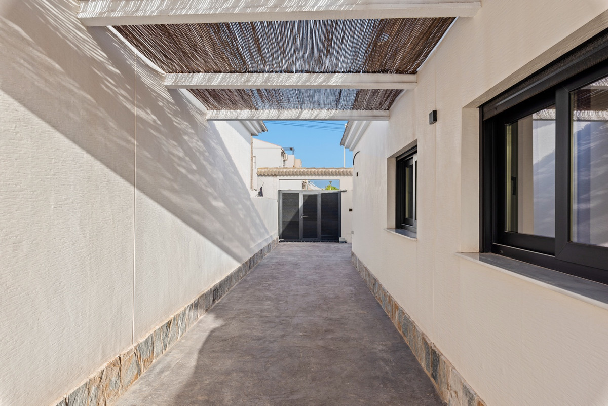 For sale - 3 Bedroom 2 Bathroom House - Detached Villa in Torrevieja - El Chaparral  - Alicante