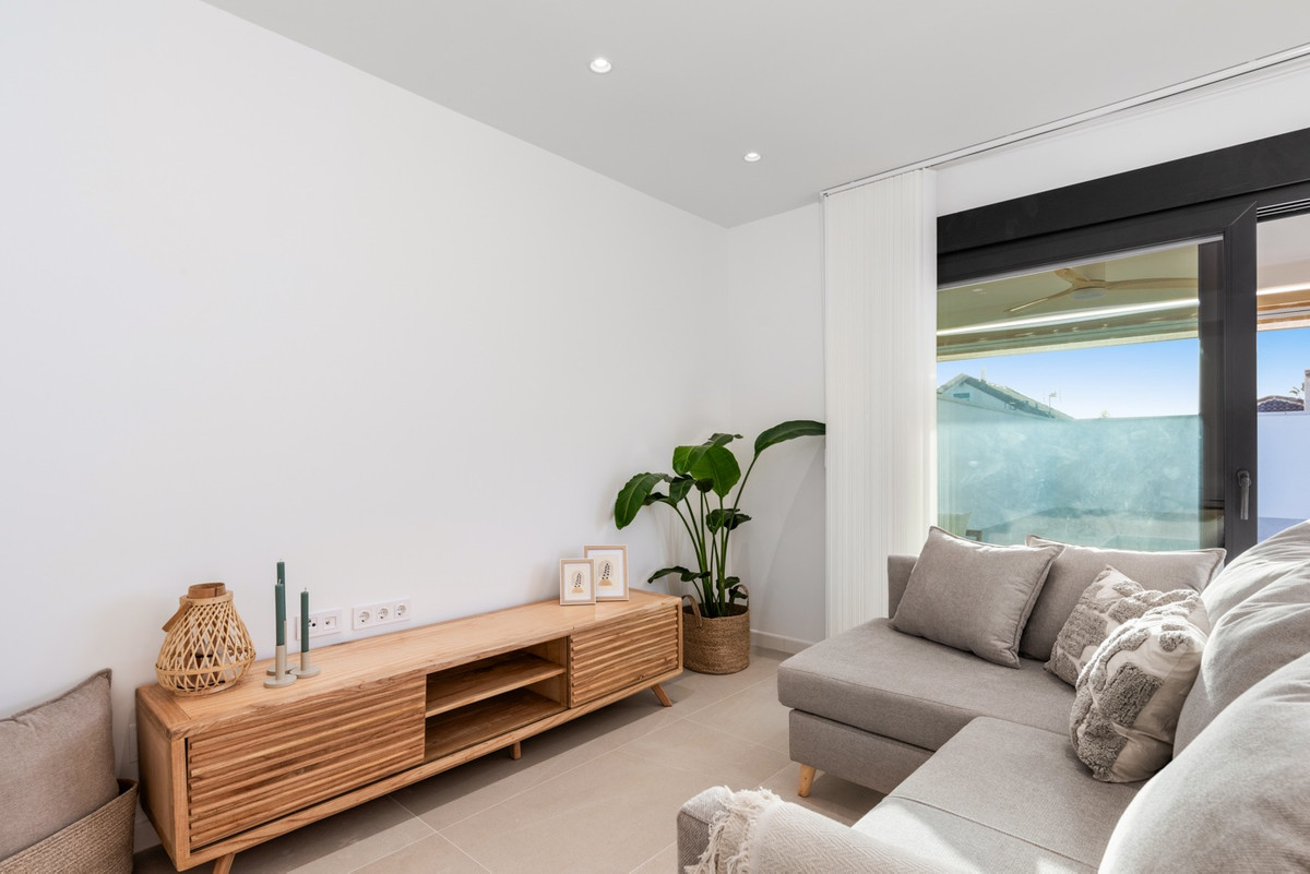 For sale - 3 Bedroom 2 Bathroom House - Detached Villa in Torrevieja - El Chaparral  - Alicante