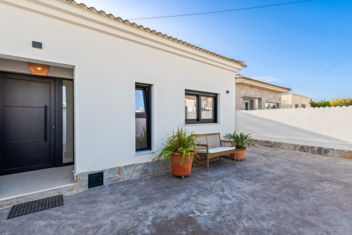 For sale - 3 Bedroom 2 Bathroom House - Detached Villa in Torrevieja - El Chaparral  - Alicante