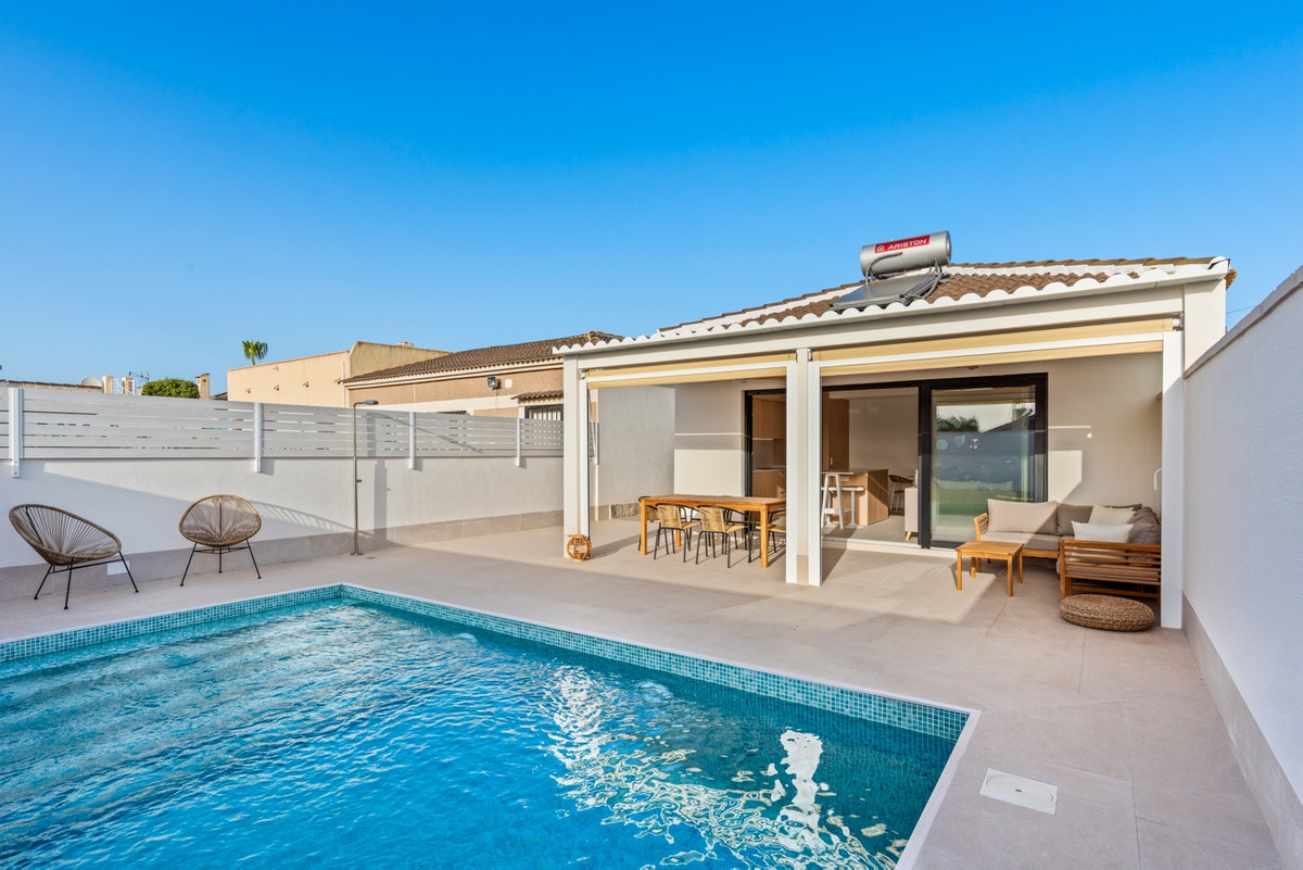 For sale - 3 Bedroom 2 Bathroom House - Detached Villa in Torrevieja - El Chaparral  - Alicante