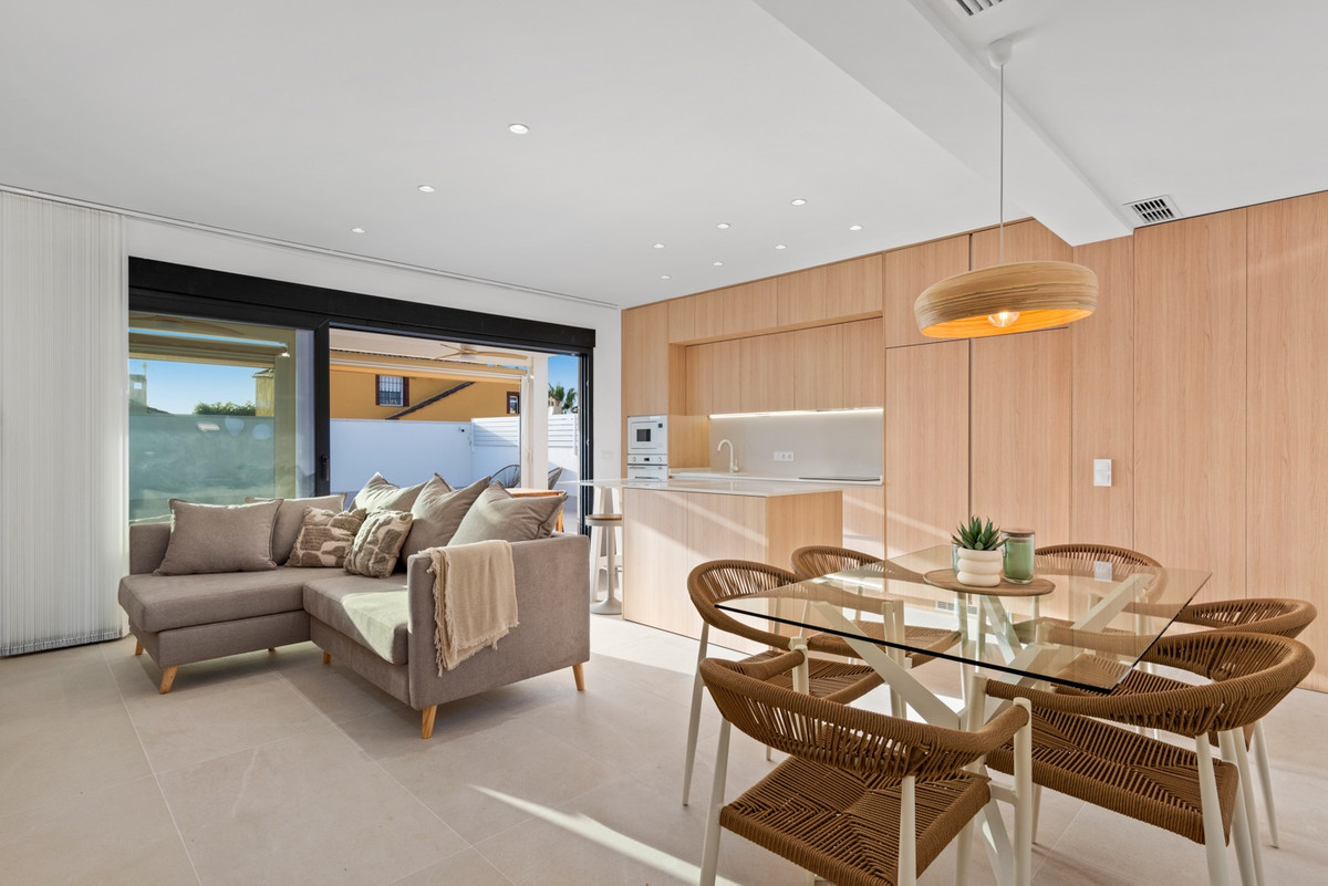 For sale - 3 Bedroom 2 Bathroom House - Detached Villa in Torrevieja - El Chaparral  - Alicante