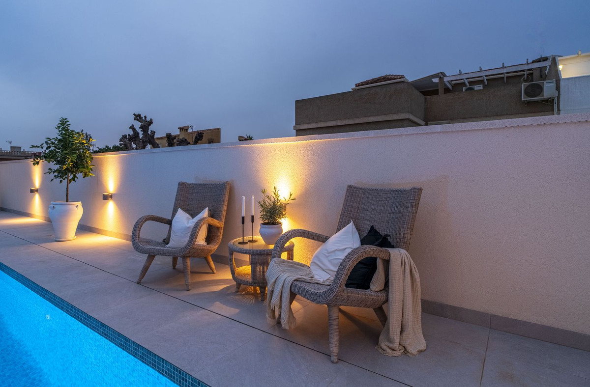 For sale - 3 Bedroom 2 Bathroom House - Semi-Detached House in Torrevieja - La Siesta  - Alicante