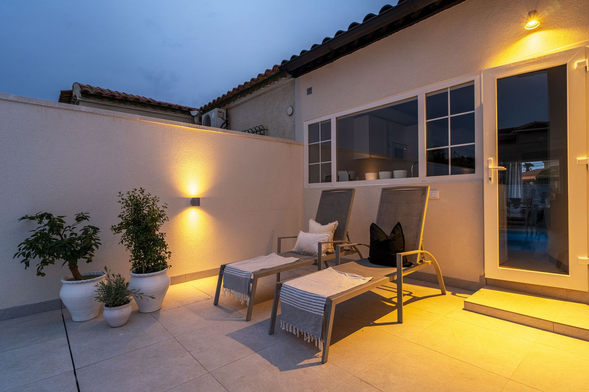 For sale - 3 Bedroom 2 Bathroom House - Semi-Detached House in Torrevieja - La Siesta  - Alicante