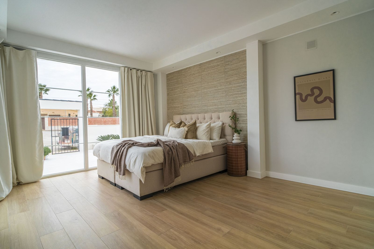 For sale - 3 Bedroom 2 Bathroom House - Semi-Detached House in Torrevieja - La Siesta  - Alicante