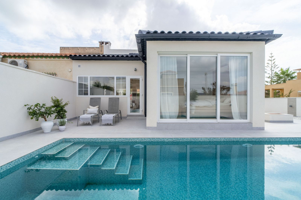 For sale - 3 Bedroom 2 Bathroom House - Semi-Detached House in Torrevieja - La Siesta  - Alicante