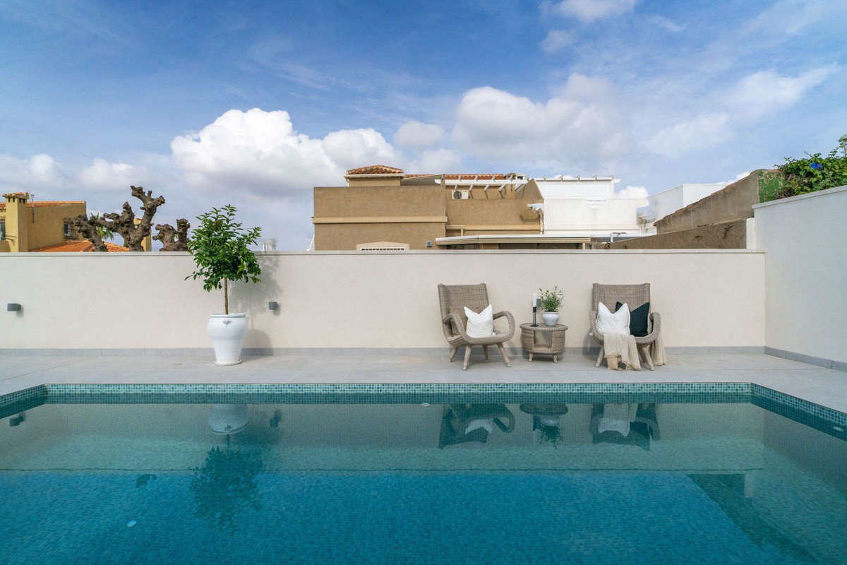For sale - 3 Bedroom 2 Bathroom House - Semi-Detached House in Torrevieja - La Siesta  - Alicante