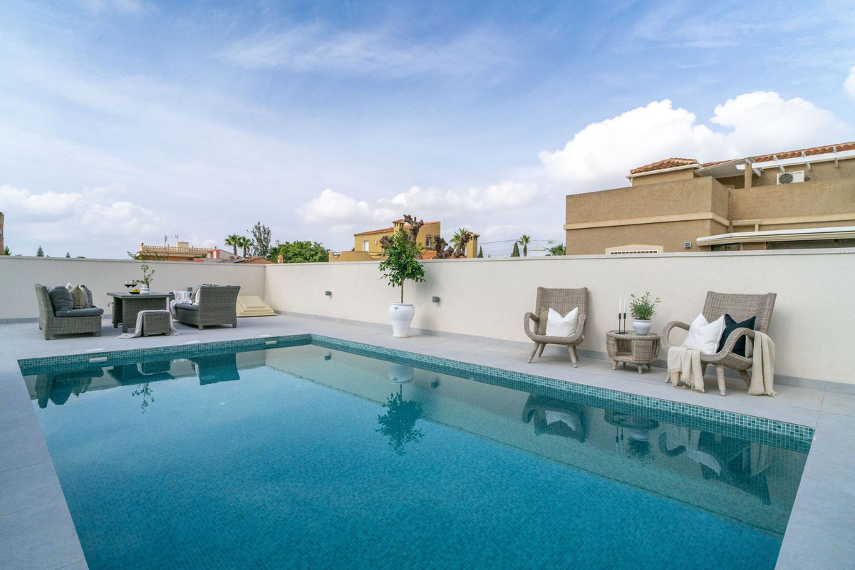 For sale - 3 Bedroom 2 Bathroom House - Semi-Detached House in Torrevieja - La Siesta  - Alicante