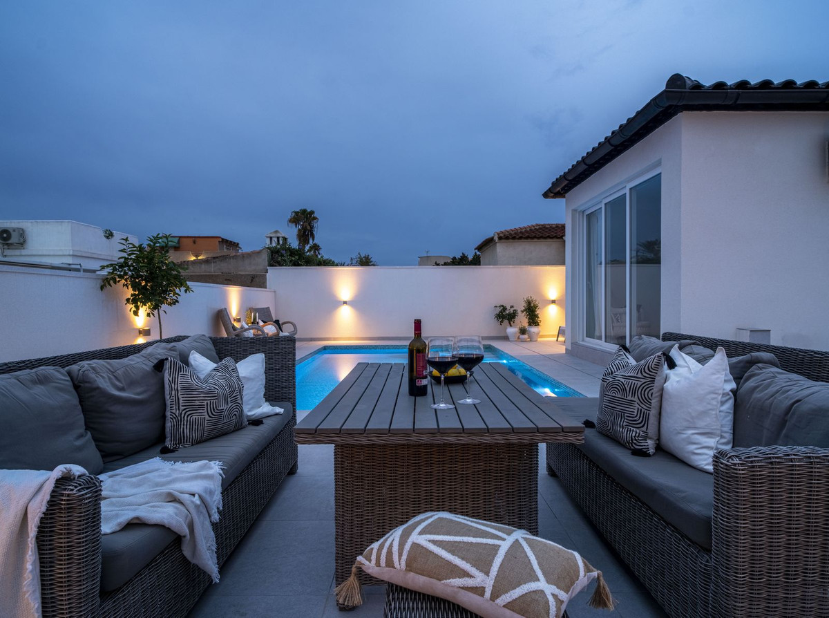 For sale - 3 Bedroom 2 Bathroom House - Semi-Detached House in Torrevieja - La Siesta  - Alicante