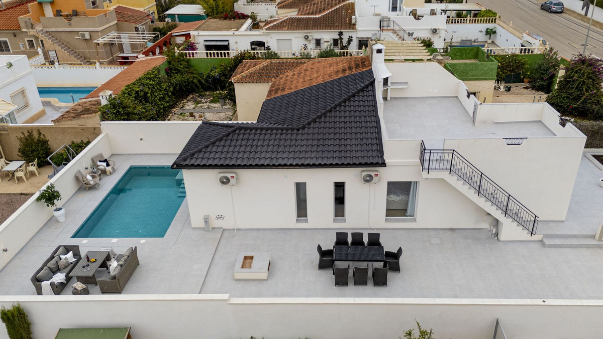 For sale - 3 Bedroom 2 Bathroom House - Semi-Detached House in Torrevieja - La Siesta  - Alicante