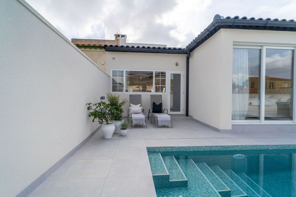 For sale - 3 Bedroom 2 Bathroom House - Semi-Detached House in Torrevieja - La Siesta  - Alicante