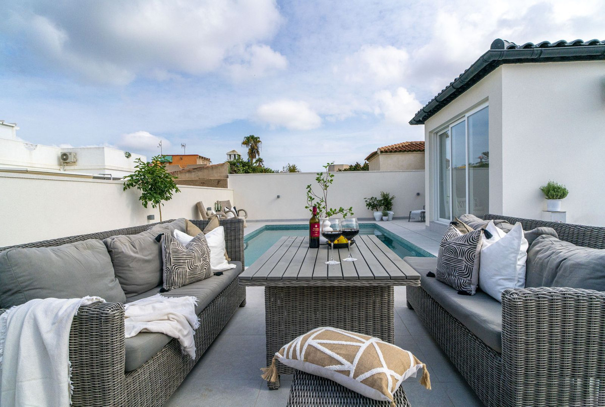 For sale - 3 Bedroom 2 Bathroom House - Semi-Detached House in Torrevieja - La Siesta  - Alicante
