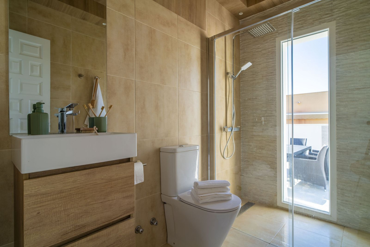For sale - 3 Bedroom 2 Bathroom House - Semi-Detached House in Torrevieja - La Siesta  - Alicante