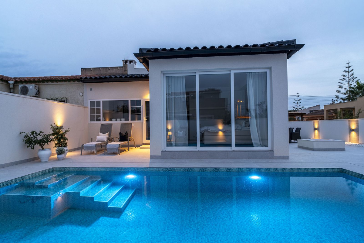 For sale - 3 Bedroom 2 Bathroom House - Semi-Detached House in Torrevieja - La Siesta  - Alicante