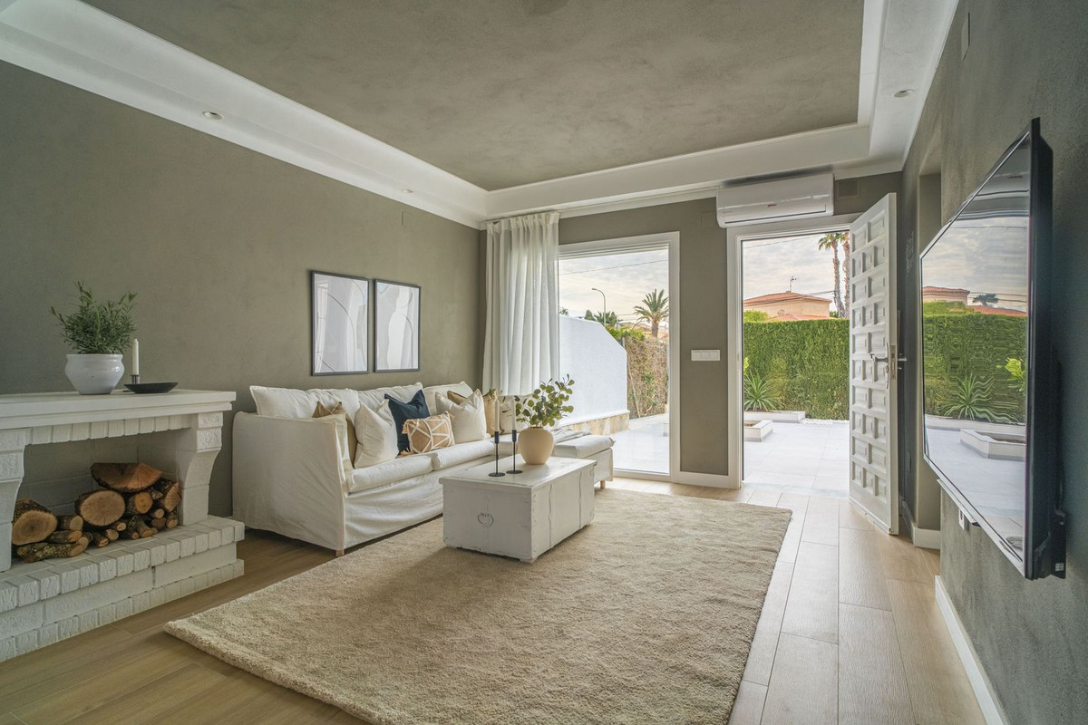 For sale - 3 Bedroom 2 Bathroom House - Semi-Detached House in Torrevieja - La Siesta  - Alicante