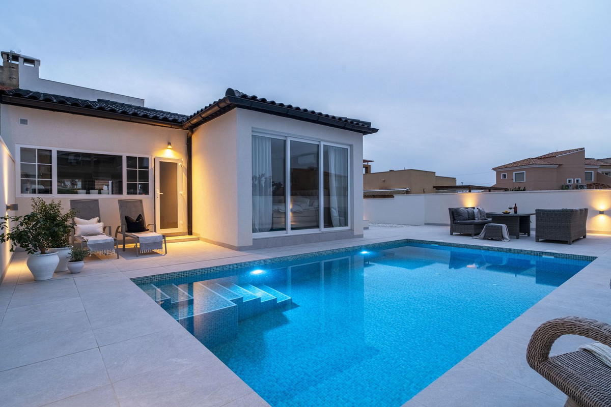 For sale - 3 Bedroom 2 Bathroom House - Semi-Detached House in Torrevieja - La Siesta  - Alicante