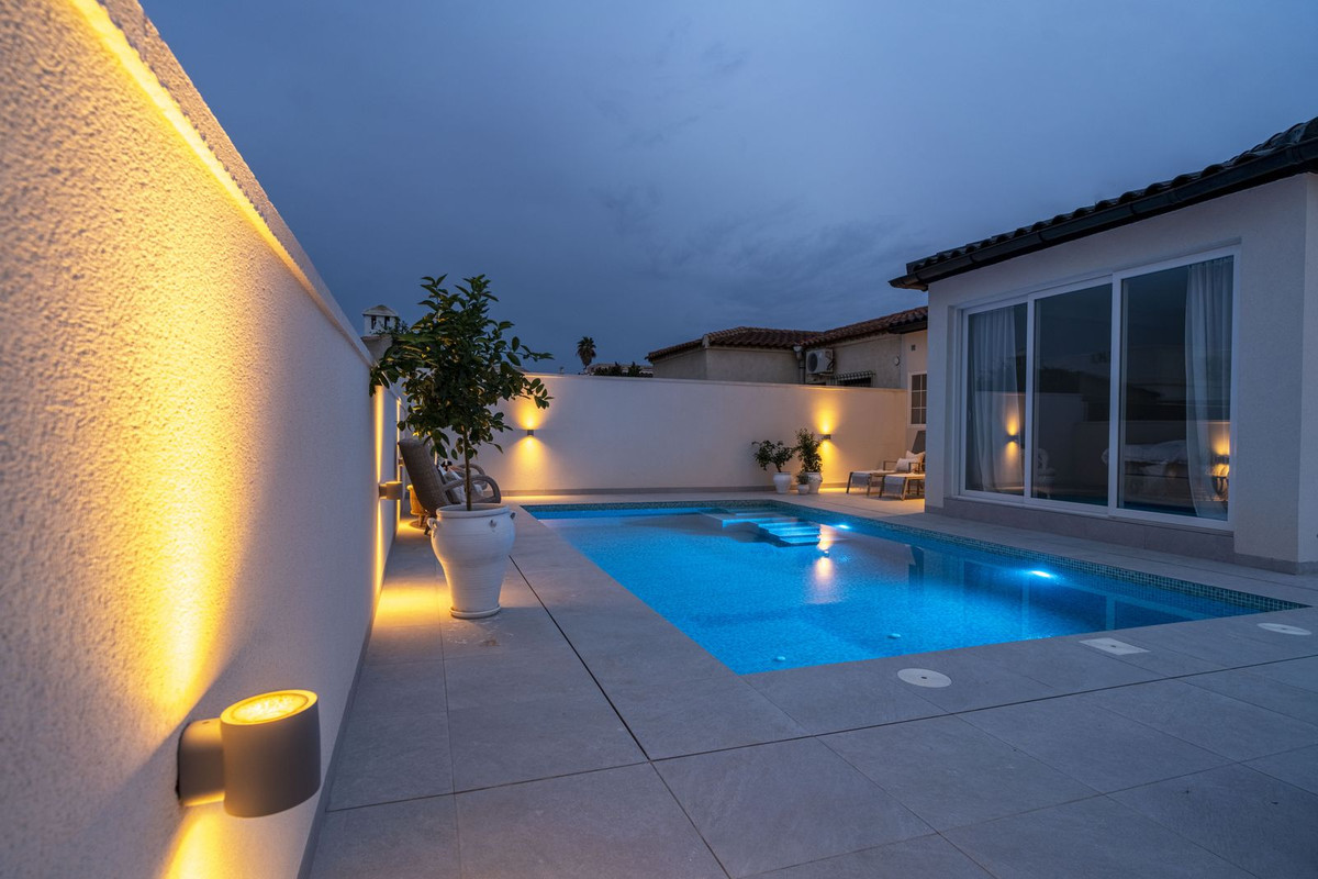 For sale - 3 Bedroom 2 Bathroom House - Semi-Detached House in Torrevieja - La Siesta  - Alicante