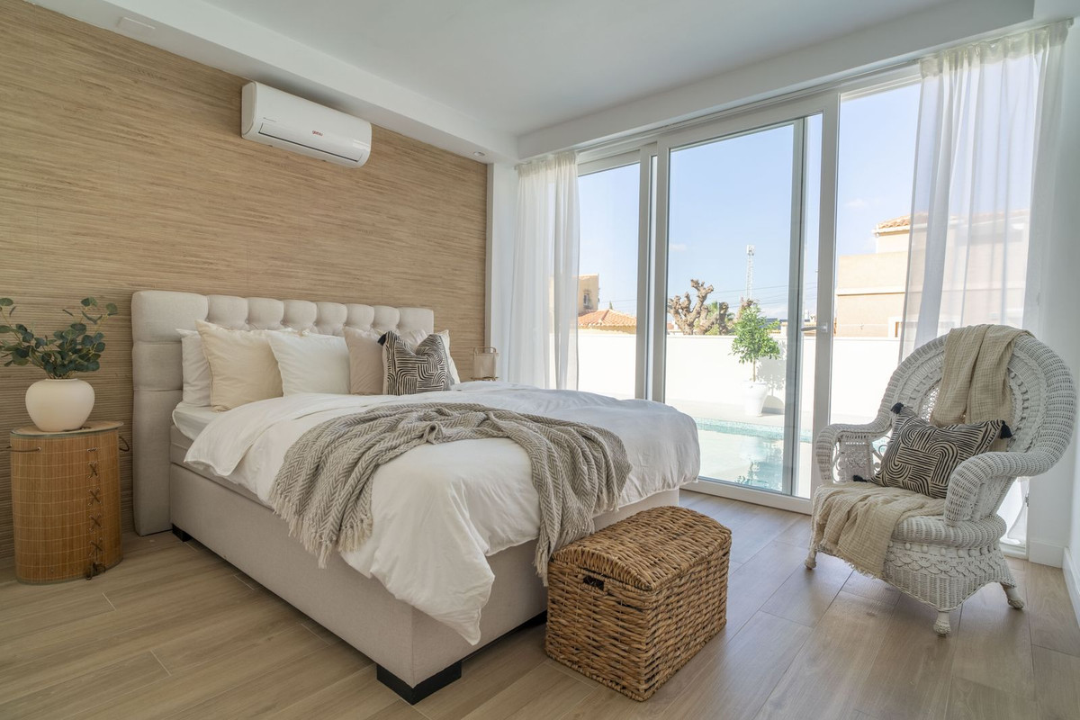 For sale - 3 Bedroom 2 Bathroom House - Semi-Detached House in Torrevieja - La Siesta  - Alicante