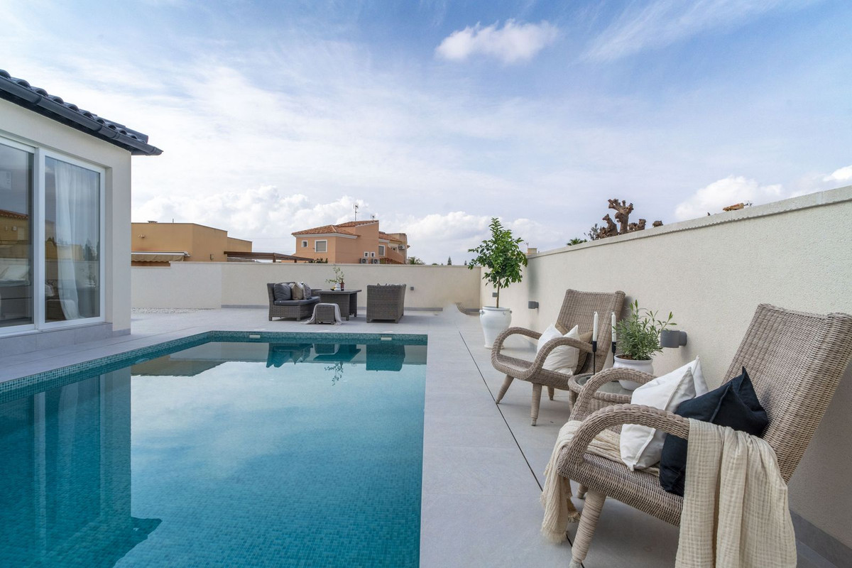 For sale - 3 Bedroom 2 Bathroom House - Semi-Detached House in Torrevieja - La Siesta  - Alicante