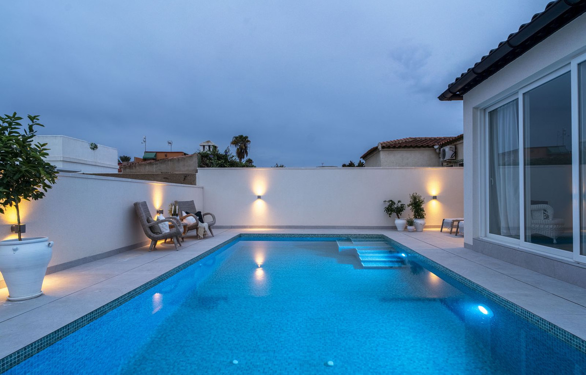 For sale - 3 Bedroom 2 Bathroom House - Semi-Detached House in Torrevieja - La Siesta  - Alicante