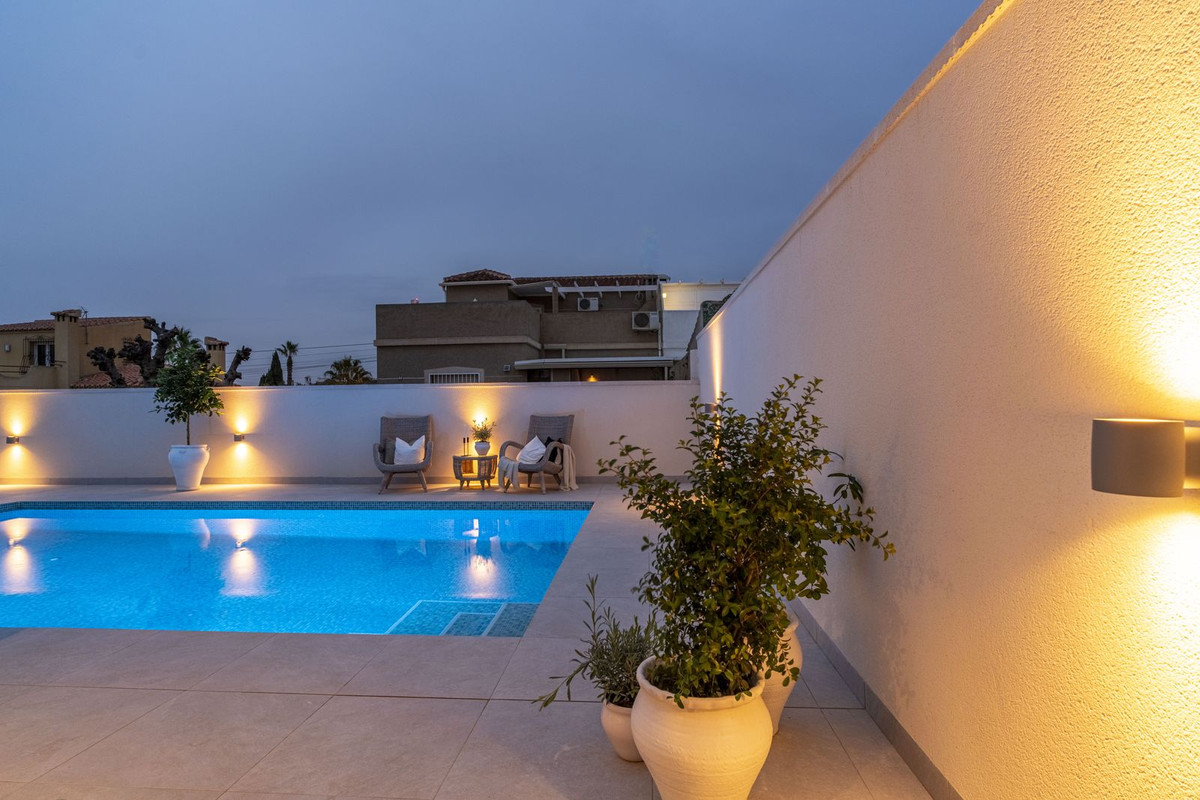 For sale - 3 Bedroom 2 Bathroom House - Semi-Detached House in Torrevieja - La Siesta  - Alicante