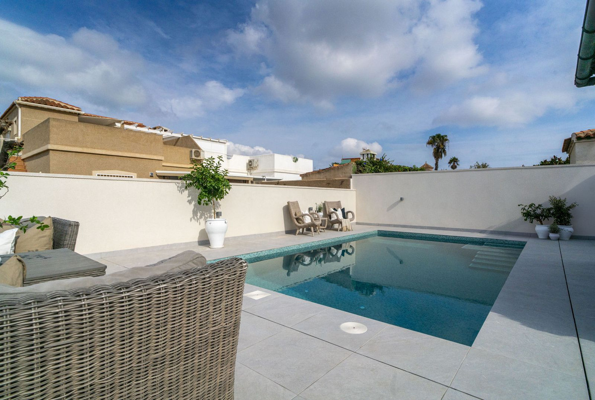 For sale - 3 Bedroom 2 Bathroom House - Semi-Detached House in Torrevieja - La Siesta  - Alicante