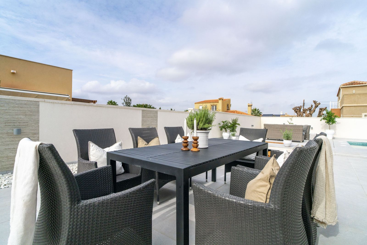For sale - 3 Bedroom 2 Bathroom House - Semi-Detached House in Torrevieja - La Siesta  - Alicante