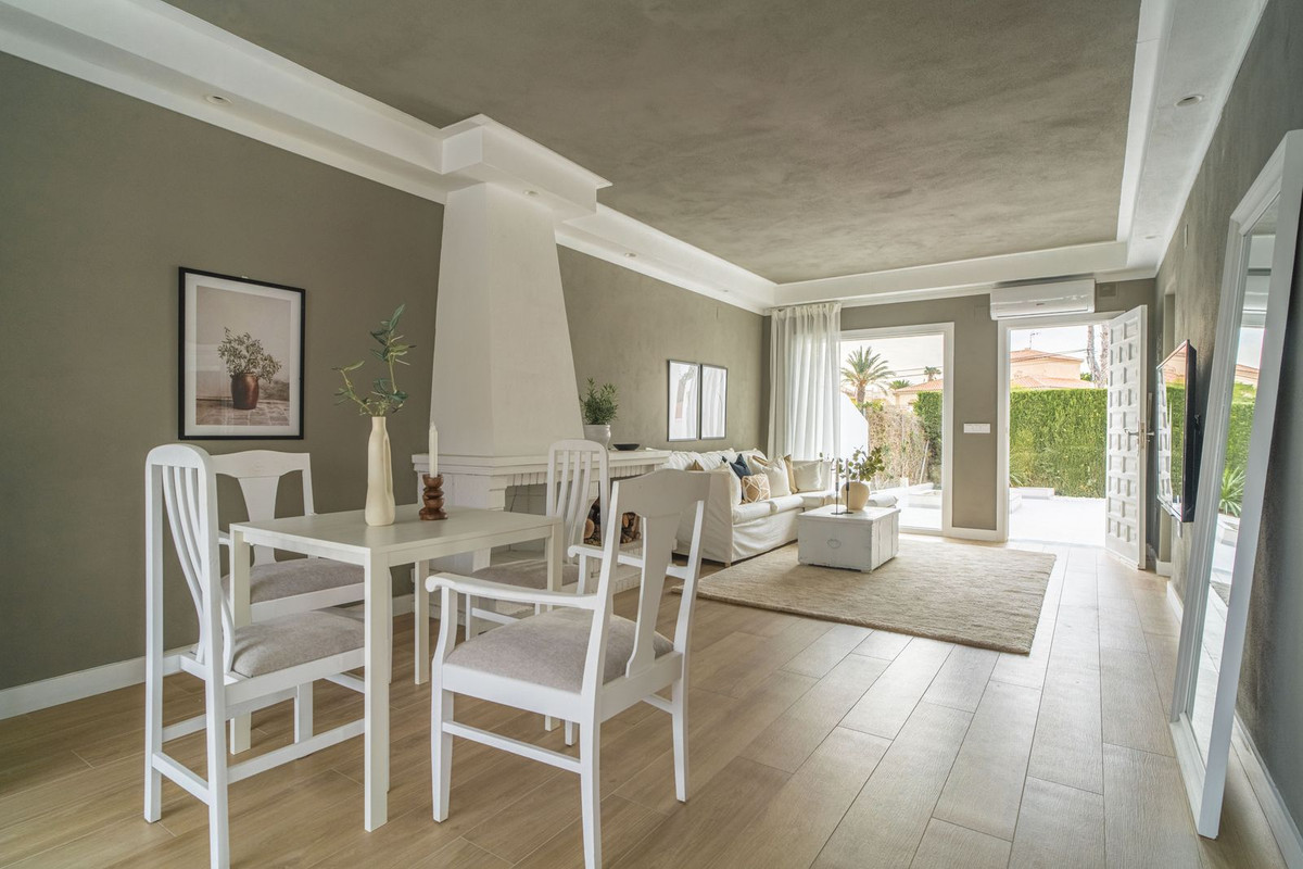 For sale - 3 Bedroom 2 Bathroom House - Semi-Detached House in Torrevieja - La Siesta  - Alicante