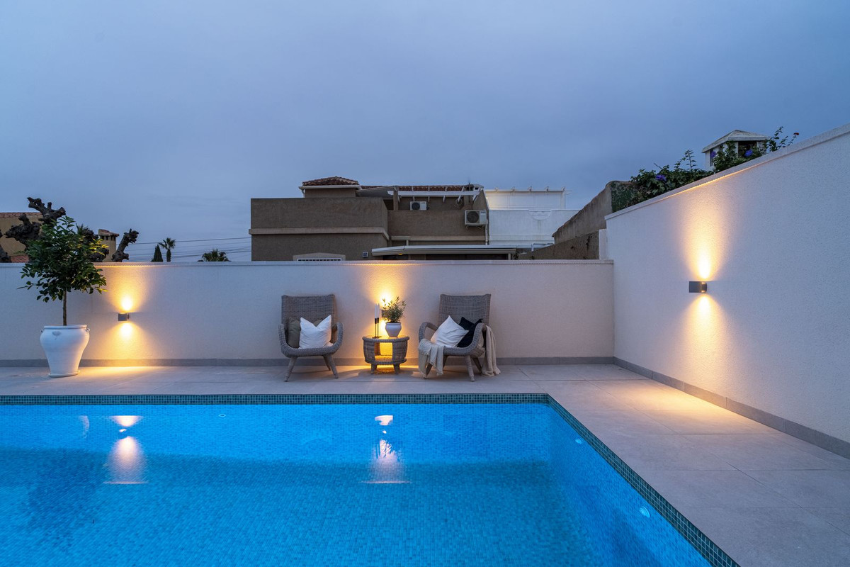 For sale - 3 Bedroom 2 Bathroom House - Semi-Detached House in Torrevieja - La Siesta  - Alicante